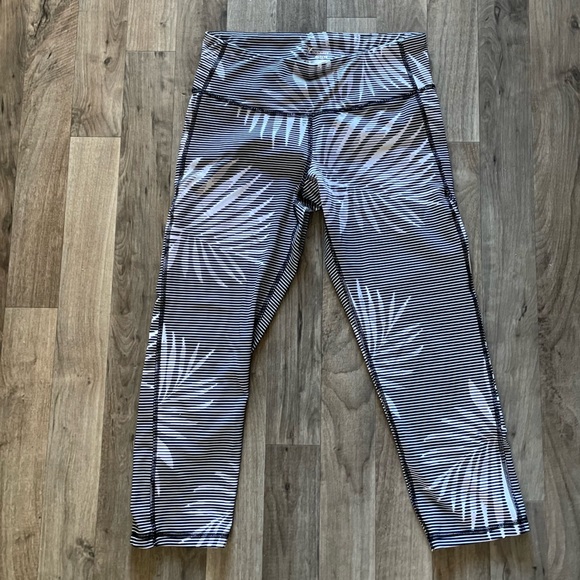 Old Navy Active Women's Go Dry Fitted Capri Leggings Floral Black - Picture 2 of 7